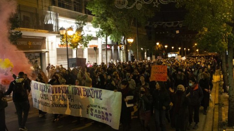 Yunanistan'da halk tecavüz saldırısına karşı sokaklara döküldü