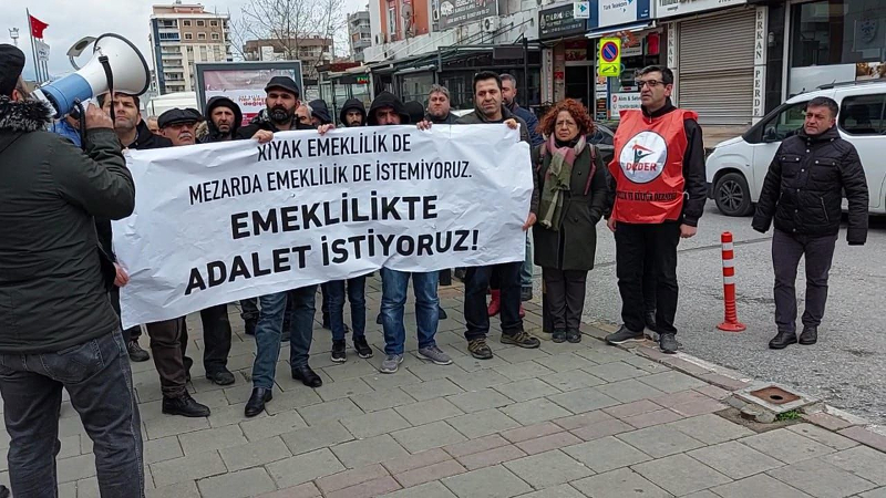 İzmir'de işçiler 'adil bir emeklilik' talebiyle eylem yaptı