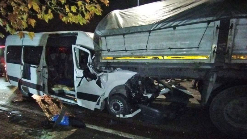 Dilovas'da içileri tayan minibüs kaza yapt