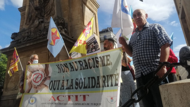 Melilla'daki göçmen katliamı Paris'te protesto edildi