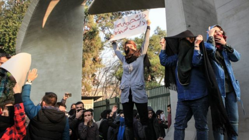 İran'da öğrenci hareketi, mevcut devrimci hareketin temel direklerinden biridir