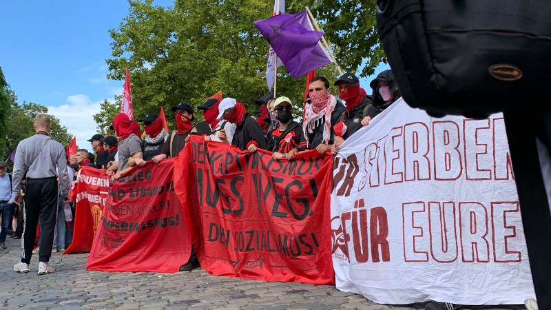Köln'de savaa kar yürüyen devrimci gençler 11 saat ablukada tutuldu