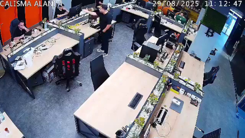 ShiftDelete'de patron içiye saks frlatt