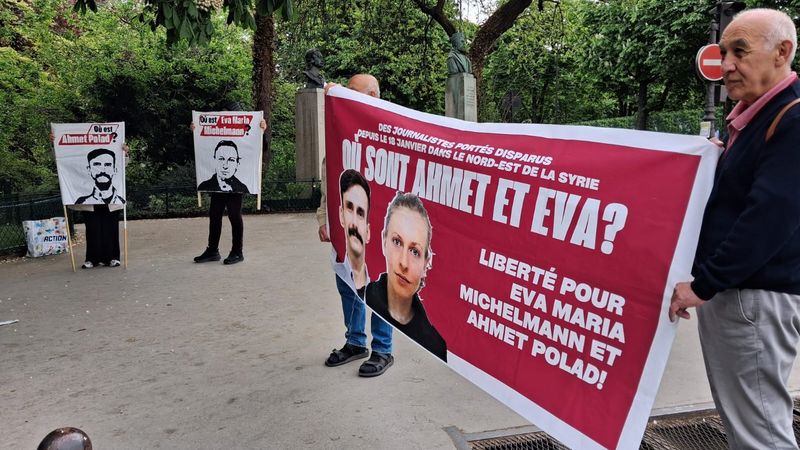 Paris'ten Alman Konsoloslu�u'nun önünden seslendiler: Eva ve Ahmet'i sa� ald�n�z sa� istiyoruz